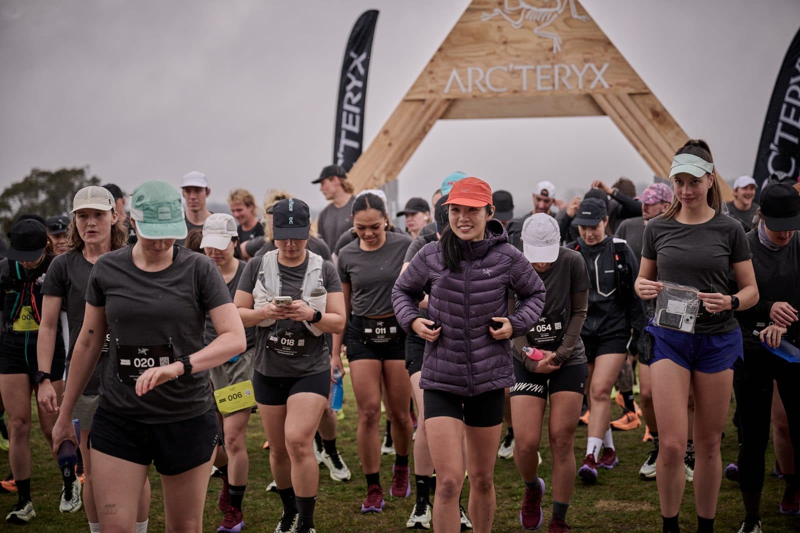 Runners pressed together at the start under the Arc'teryx arch